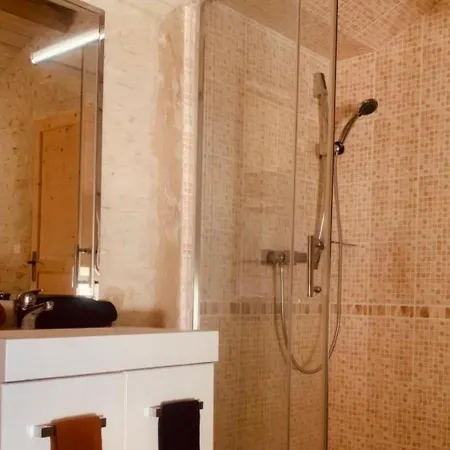 Un Spacieux Et : Les Charmines Tatil Evi *